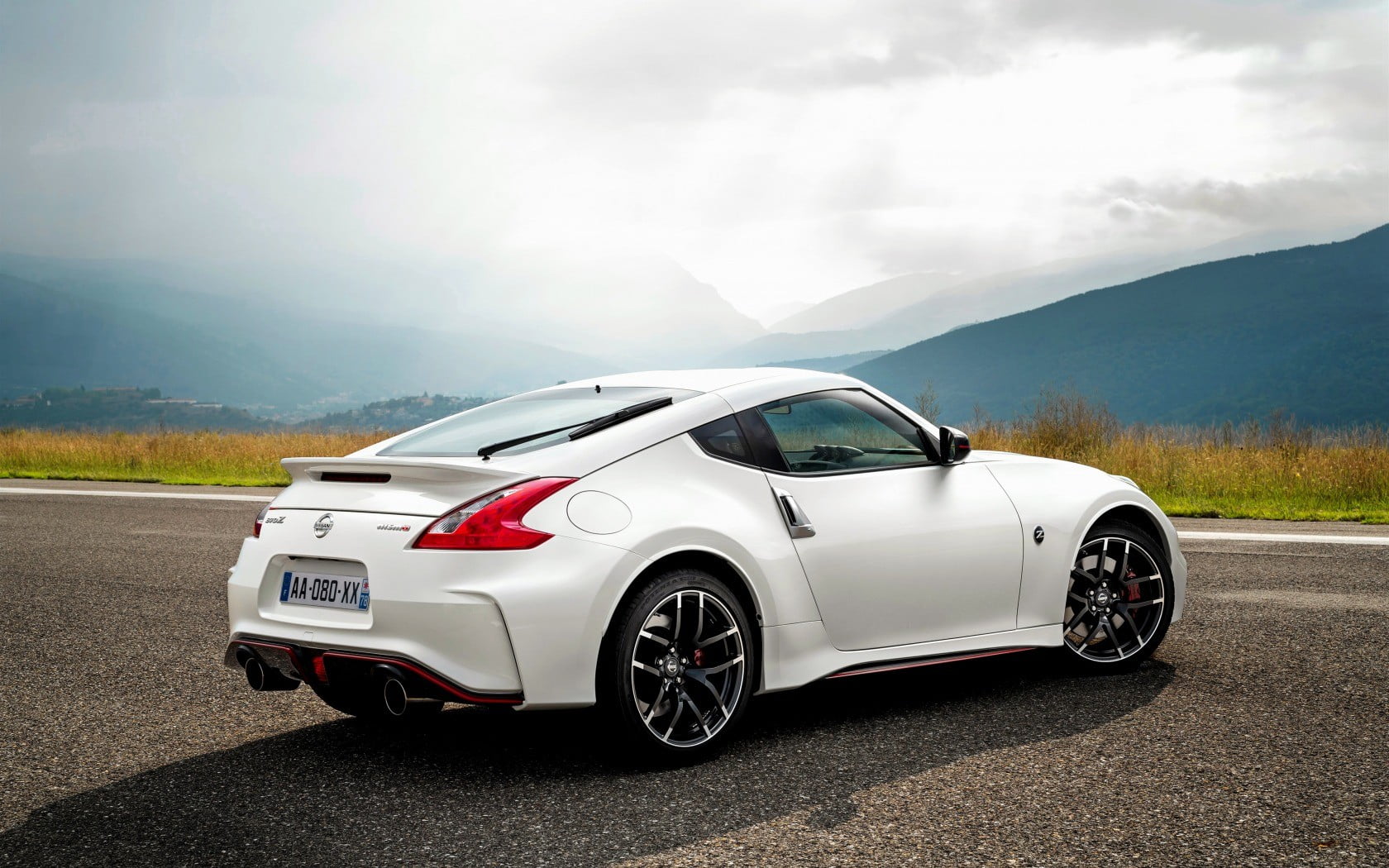 White Nissan Sports Car - HD Wallpaper 