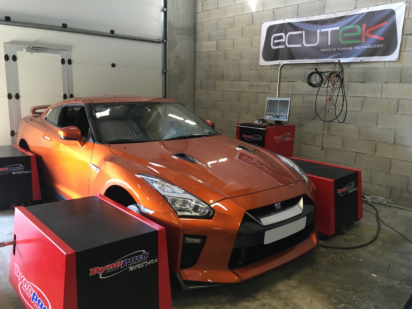 Orange 2017 Nissan Gt-r R35 - 2017 R 35 Gtr - HD Wallpaper 