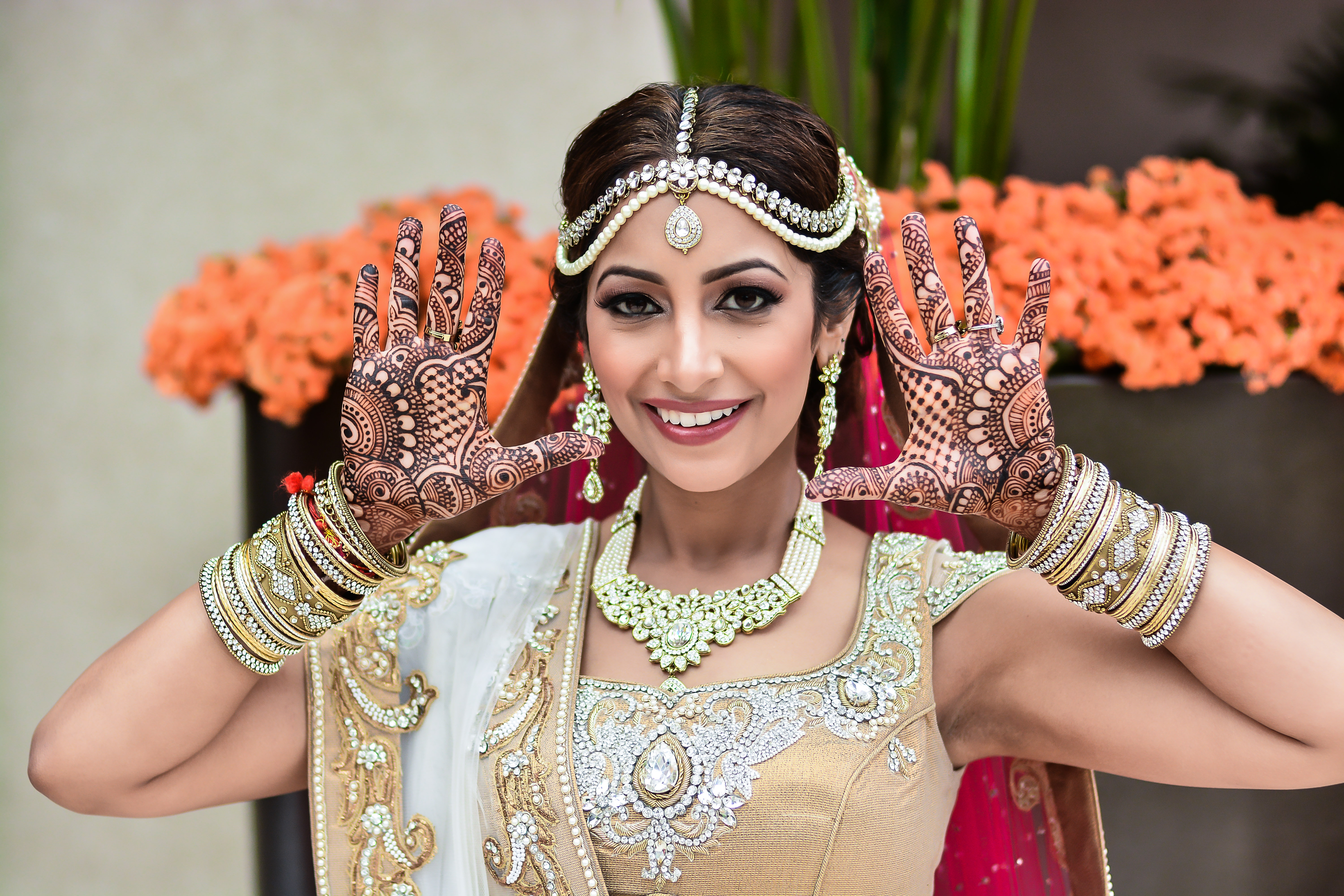 Neena Chintan Indian Wedding Venue Hotel Irvine Wedding - Indian Bride Showing Mehendi - HD Wallpaper 