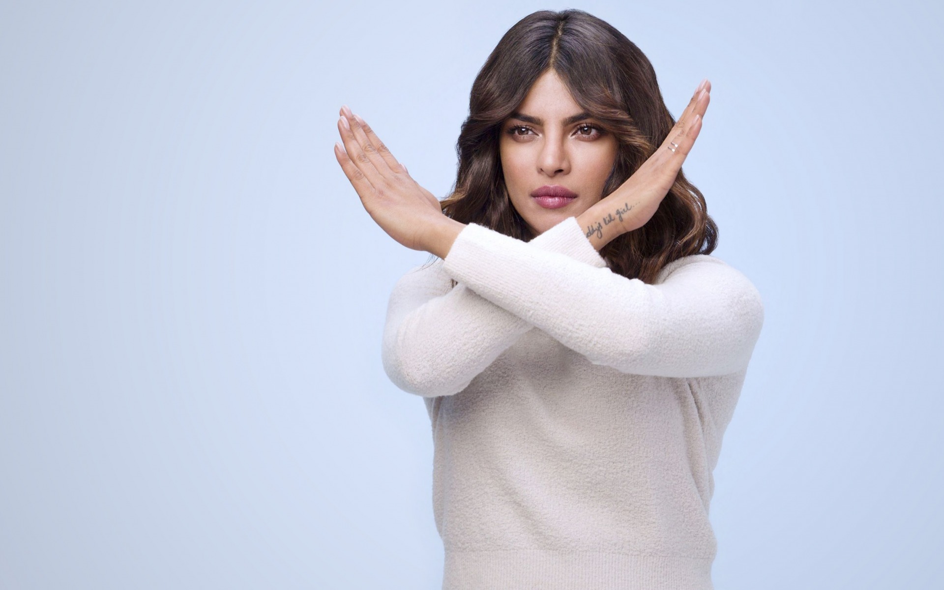 Priyanka Chopra, Indian Actress, Photoshoot, Stop Sign, - Priyanka Chopra - HD Wallpaper 