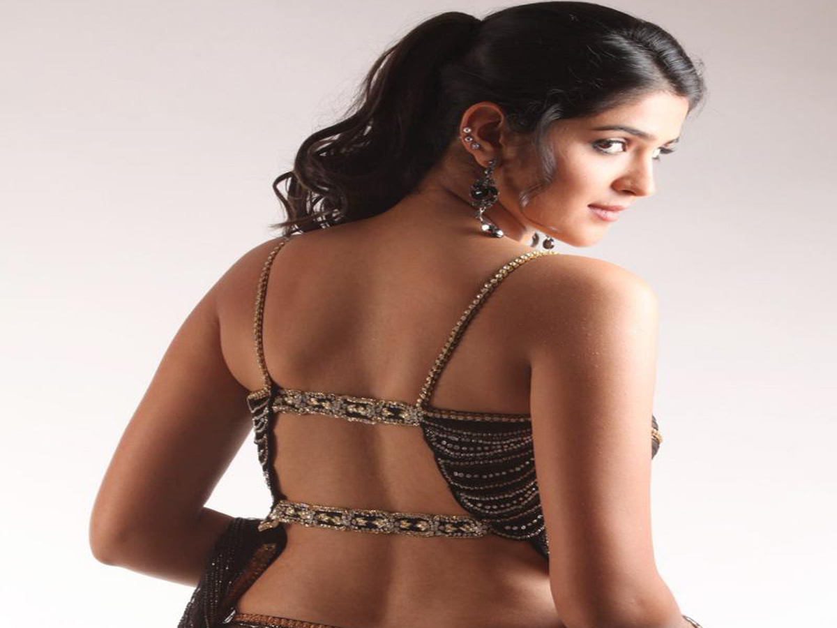 Hot Backless Indian Actress Deeksha Seth Hd Wallpapers - Actress Hot Backless Hd - HD Wallpaper 