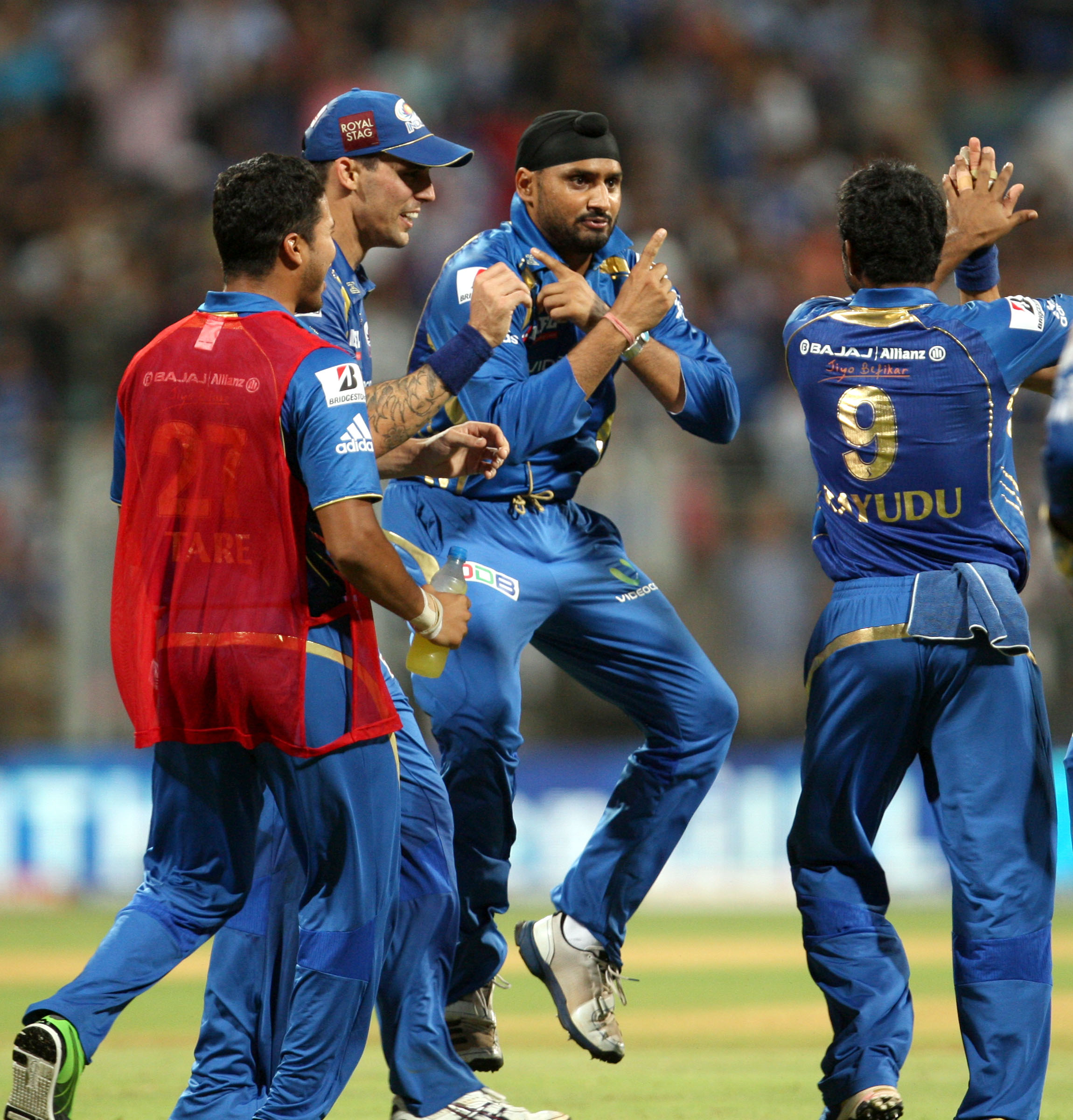Harbhajan Singh - Mumbai Indians - HD Wallpaper 