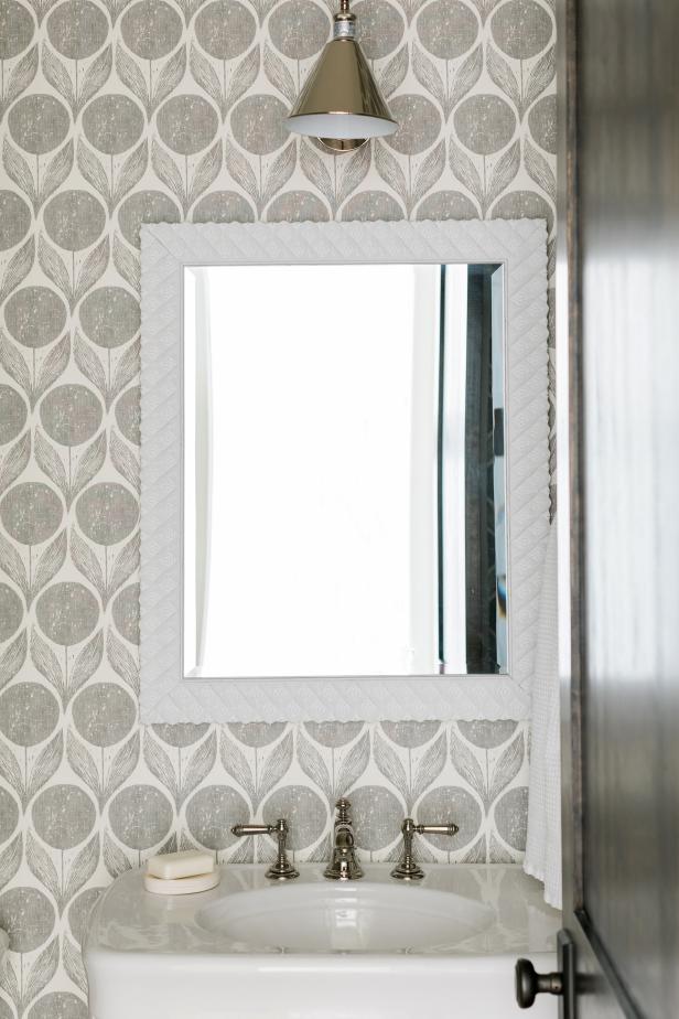 Graphic Modern Floral Wallpaper In Bathroom With White - Bathroom - HD Wallpaper 