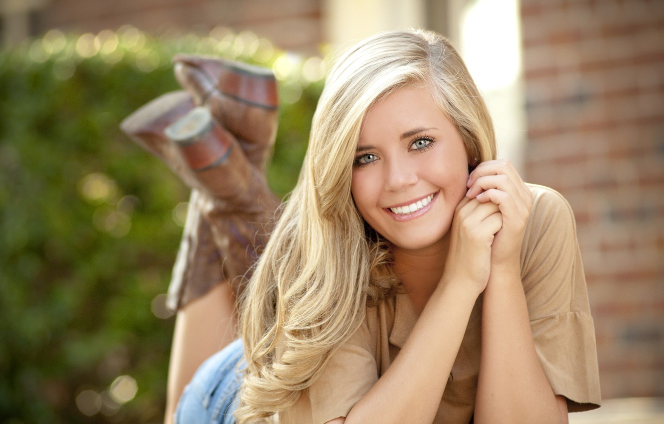 Photo Wallpaper Girl, Photo, Smile, Cowboy Boots - Blond - HD Wallpaper 