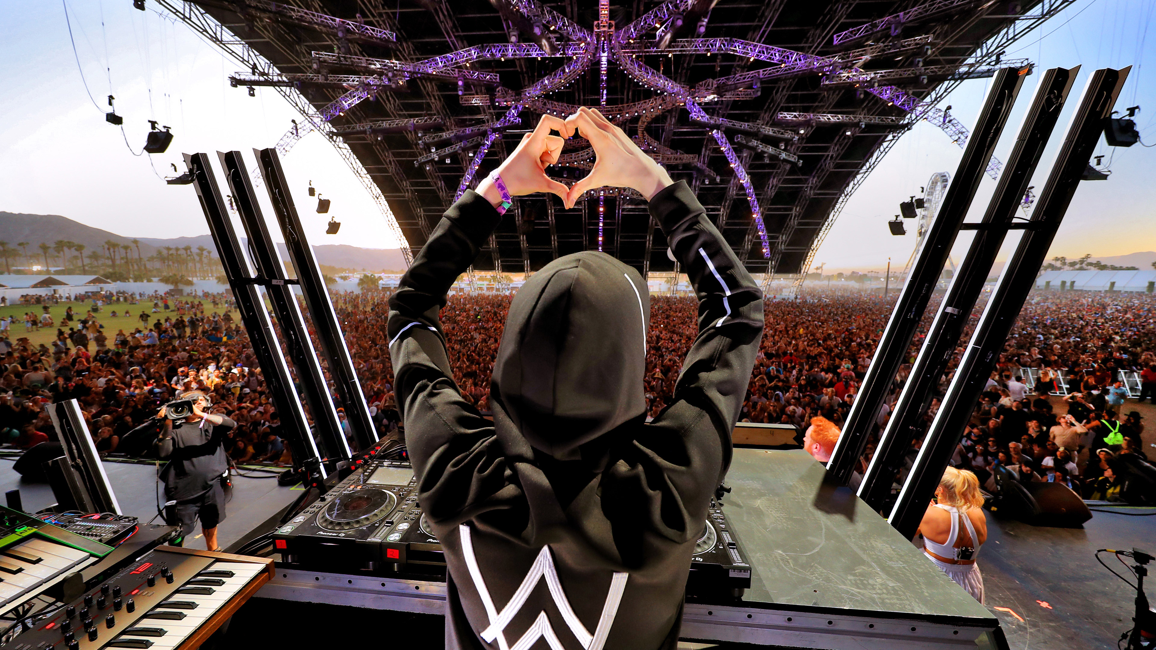 Concert Alan Walker Dj - HD Wallpaper 
