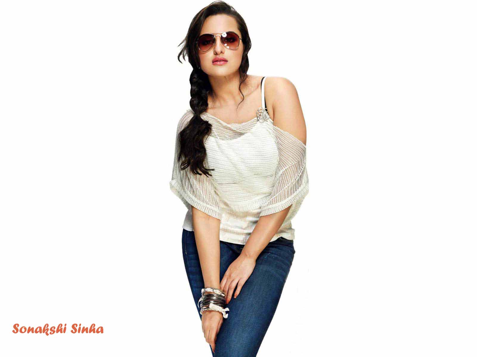 Sonakshi Sinha In Blue Jeans And White Top Wallpapers - Sonakshi Sinha In White Background - HD Wallpaper 
