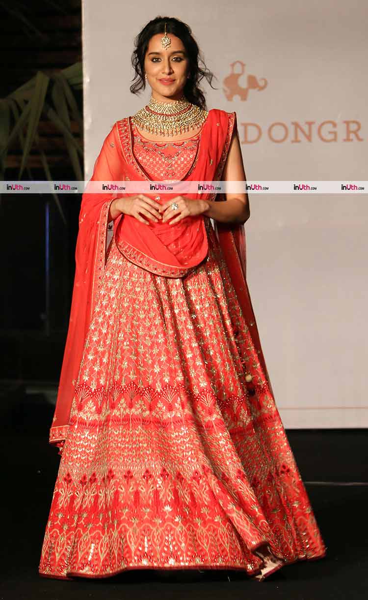 Shraddha Kapoor Walking The Ramp For Anita Dongre - Shraddha Kapoor In Red Lehenga - HD Wallpaper 