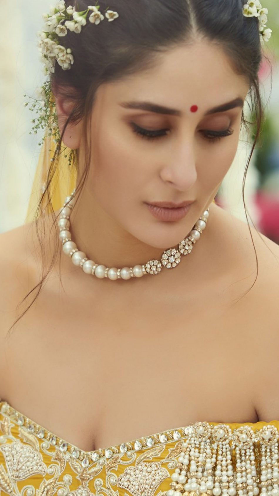 Kareena Kapoor In Bridal Wedding Outfit Hd Mobile Wallpaper - Kareena Kapoor  4k Hd - 950x1689 Wallpaper 