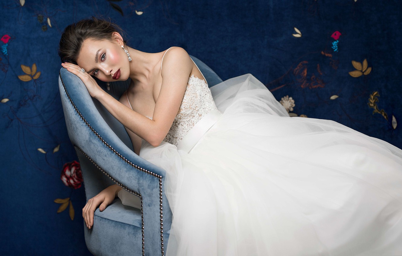 Photo Wallpaper Model, Chair, Dress, The Bride - Tablet Computer - HD Wallpaper 