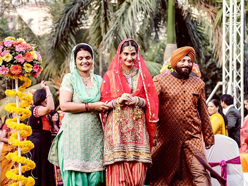 Sonam Kapoor As A Punjabi Bride From Dolly Ki Doli - Dolly Ki Doli Stills - HD Wallpaper 