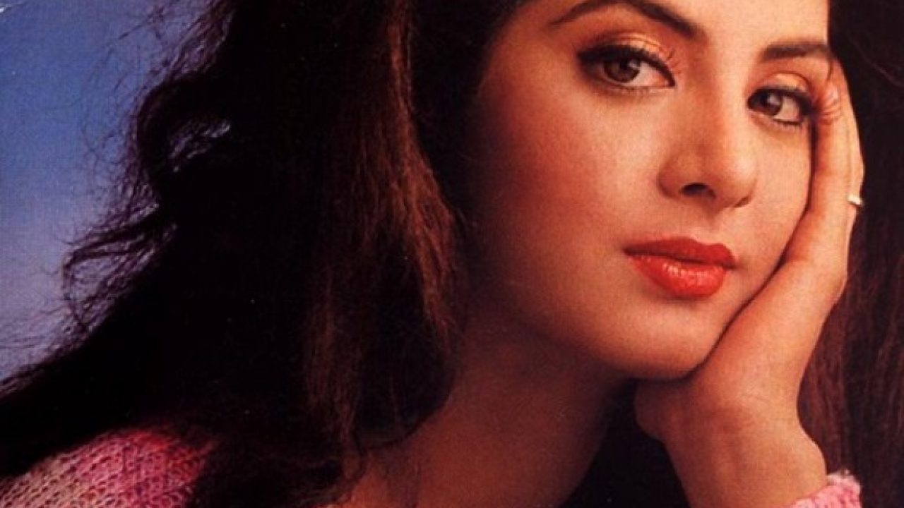 Divya Bharti Wallpaper For Computer - Sridevi Vs Divya Bharti - HD Wallpaper 