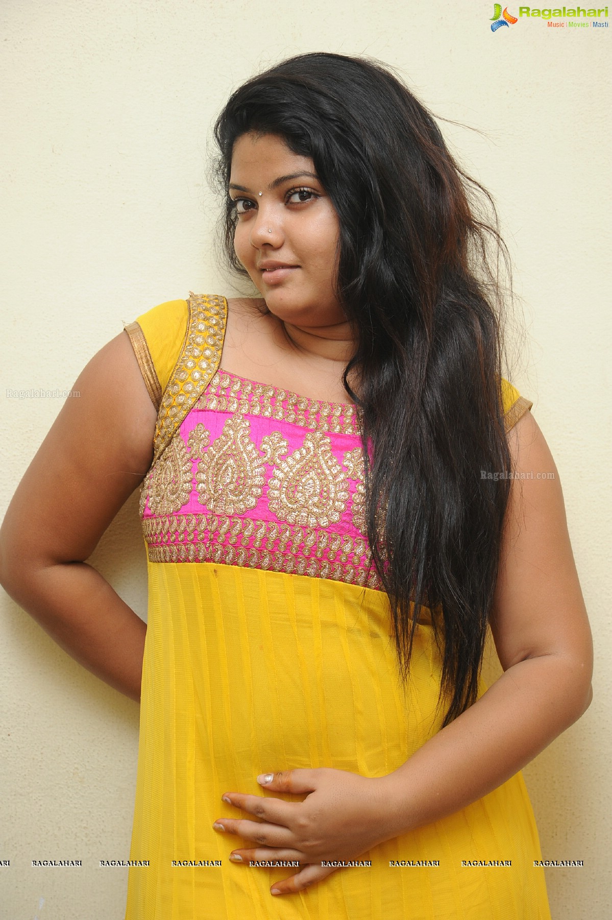 Divya In Oka Romantic Crime Katha - HD Wallpaper 