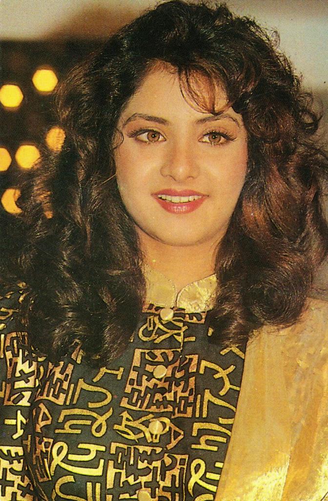 Divya Bharti Pick - HD Wallpaper 