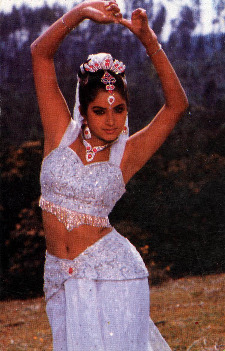 Divya Bharti Photo Hd - HD Wallpaper 