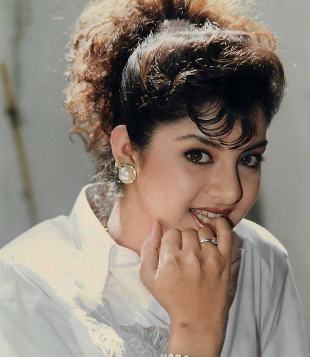 Divya Bharti Pic Hd - HD Wallpaper 