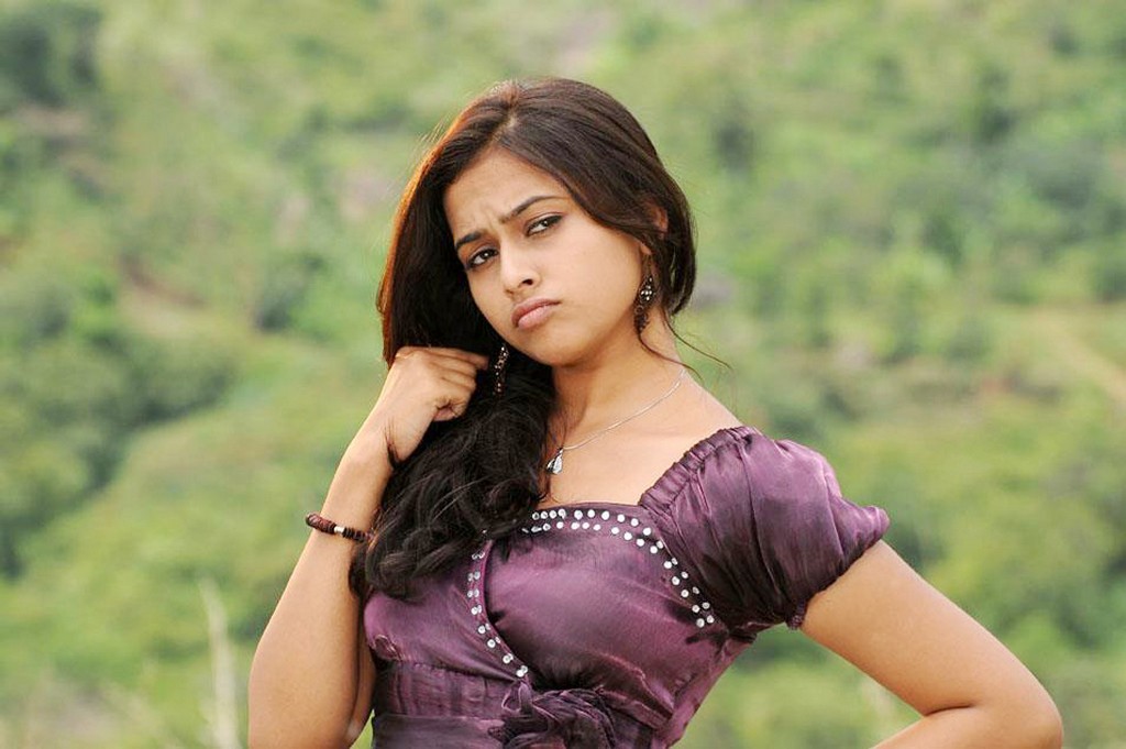 Sree Divya Purple Dress Wallpaper - Sri Divya Varuthapadatha Valibar Sangam Movie Hd - HD Wallpaper 