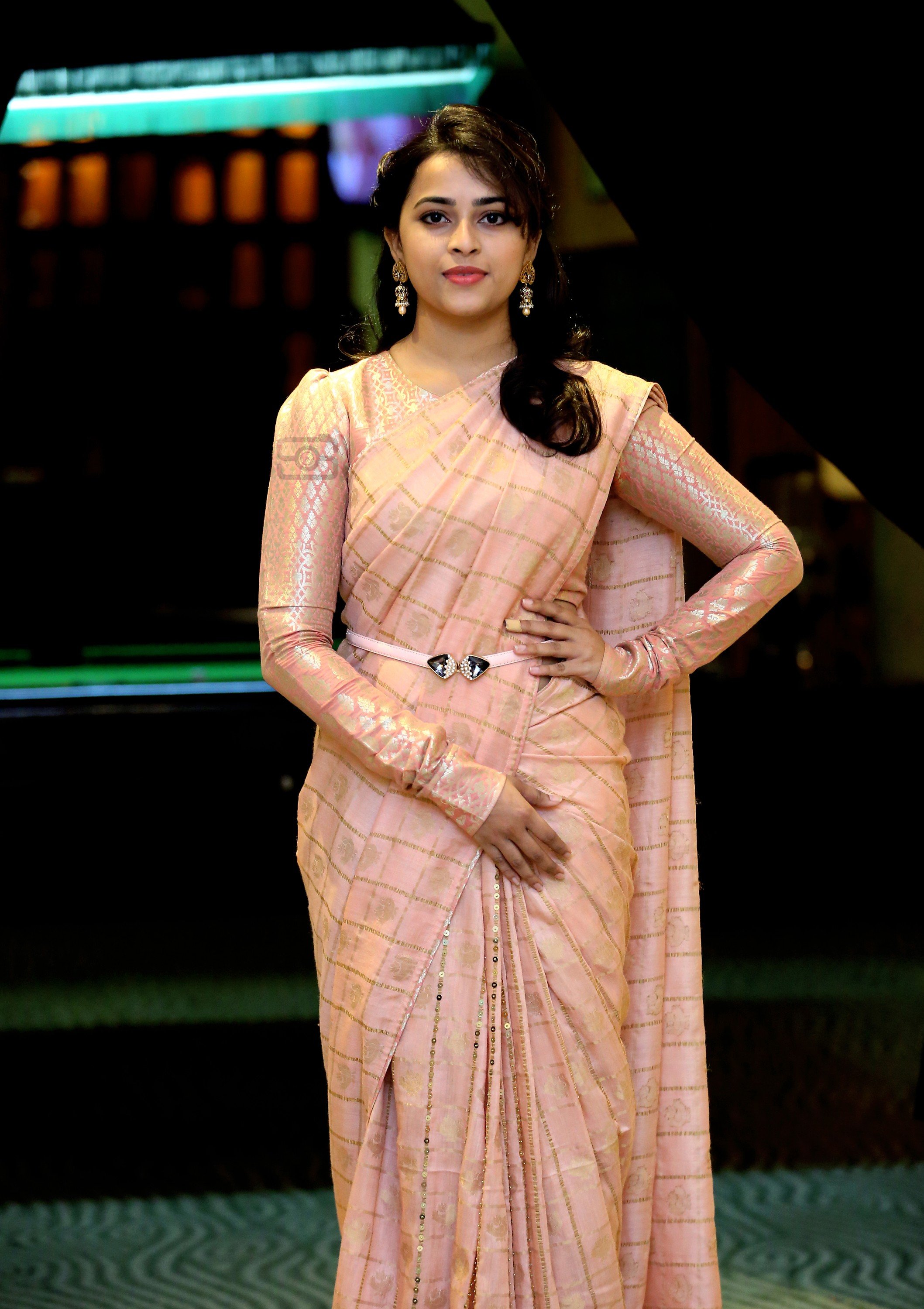 Actress Sri Divya Latest Hd Photos - Sri Divya Hot Photos In Hd - HD Wallpaper 