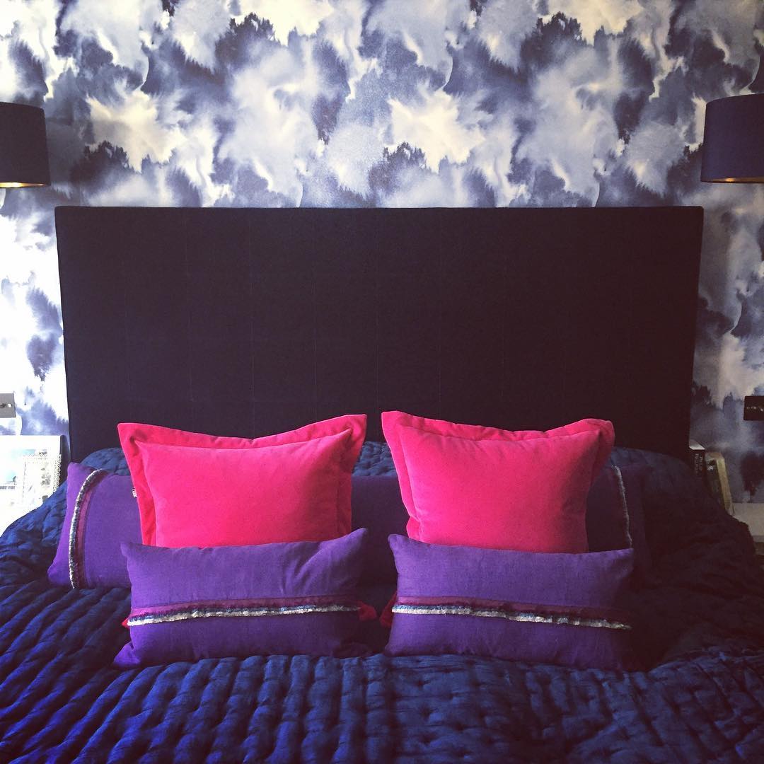 Studio Couch - HD Wallpaper 