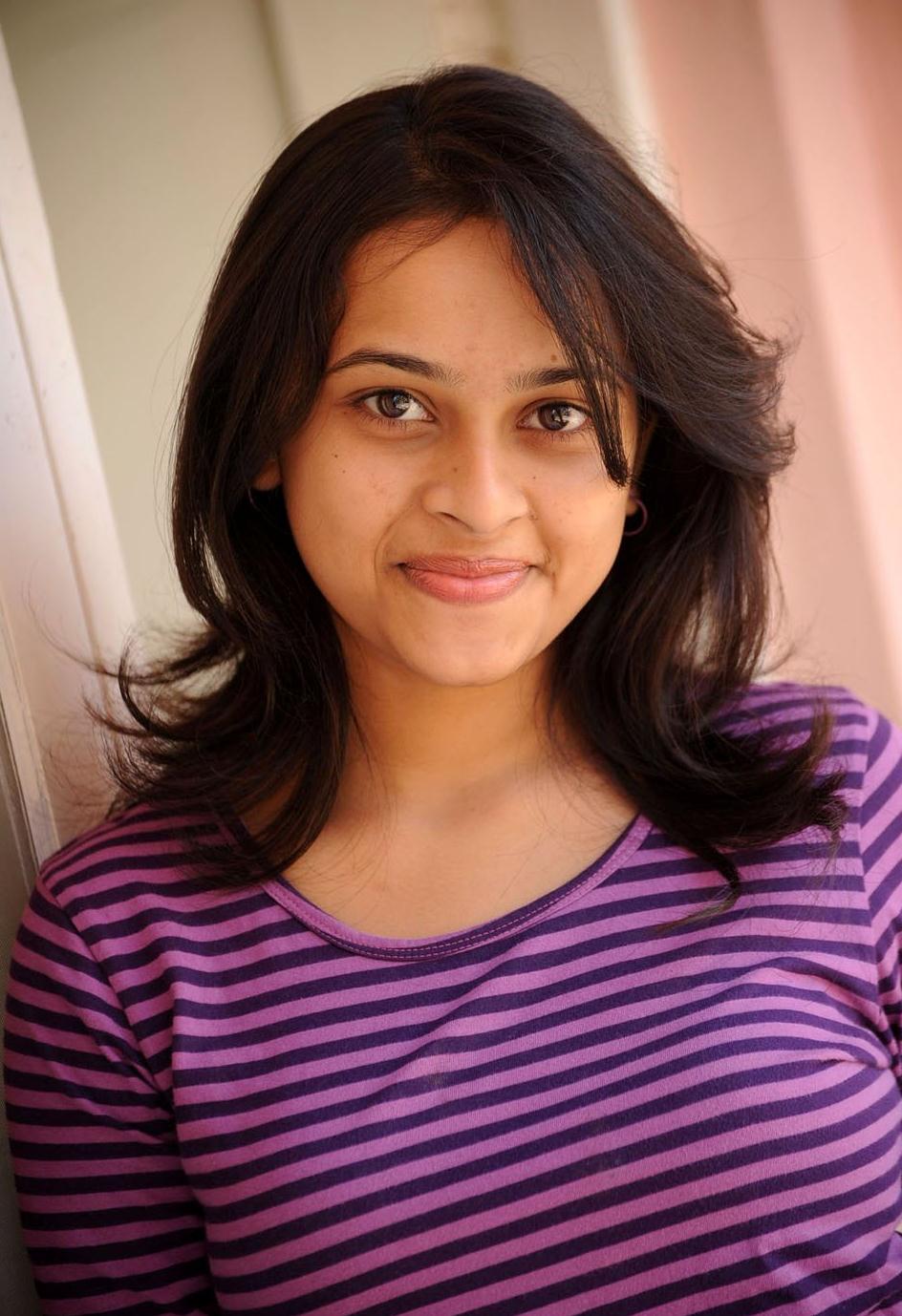 Actress Sridivya Beautiful Face - HD Wallpaper 