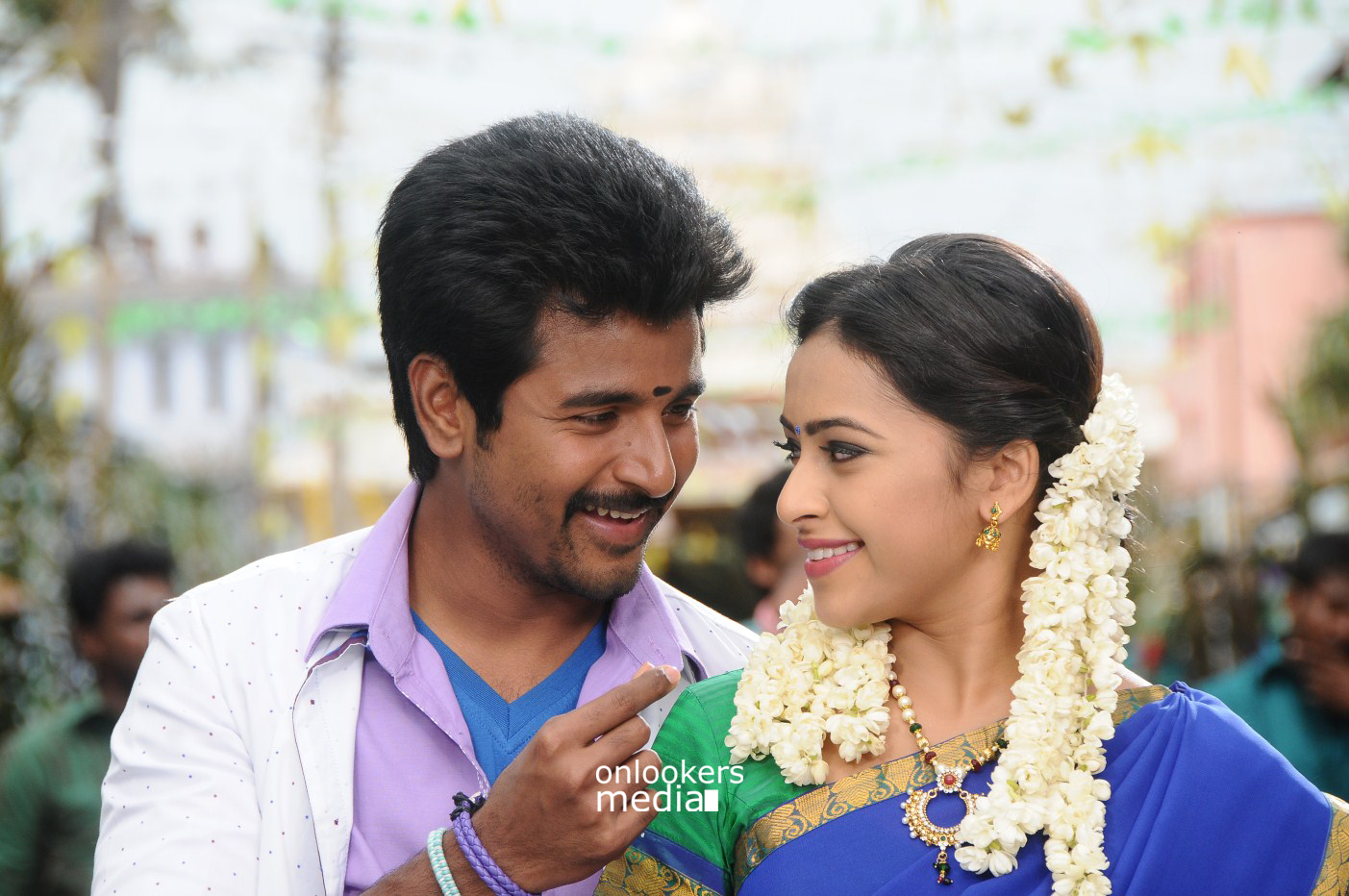 Kaaki Sattai Stills Images Photos Sivakarthikeyan Onlookers - Kakki Sattai Sri Divya - HD Wallpaper 