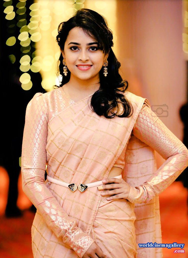 Sri Divya Saree Stills - Modern Saree Blouse Design - HD Wallpaper 