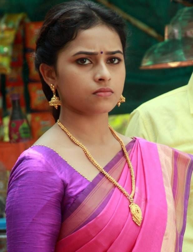 Actress Sri Divya In Saree - HD Wallpaper 