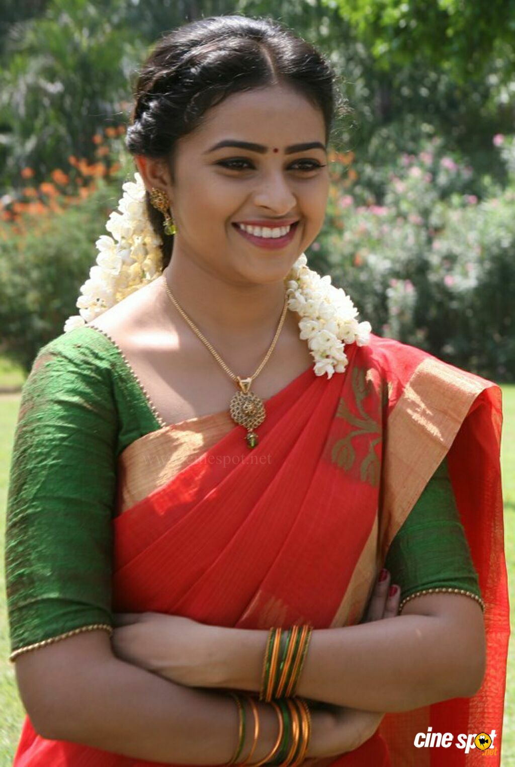 Sri Divya In Saree - HD Wallpaper 