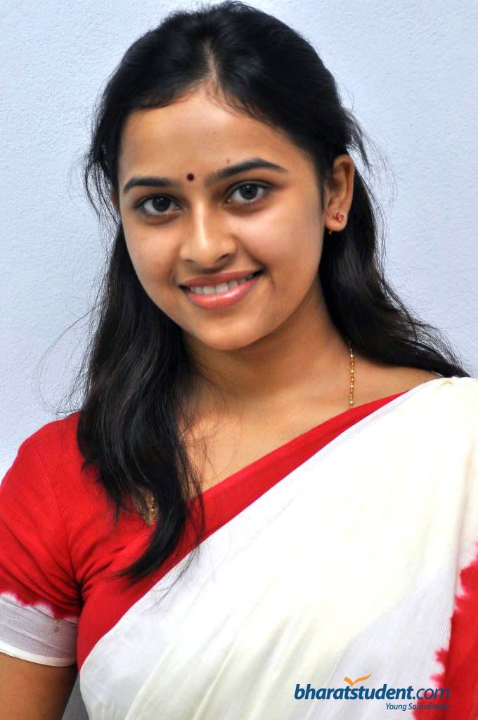 Sri Divya Stills Wallpaper - Sri Divya Smile - HD Wallpaper 