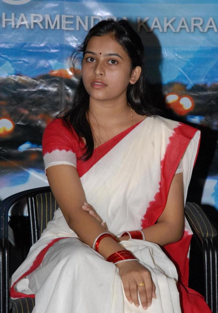 Still Sridivya - HD Wallpaper 