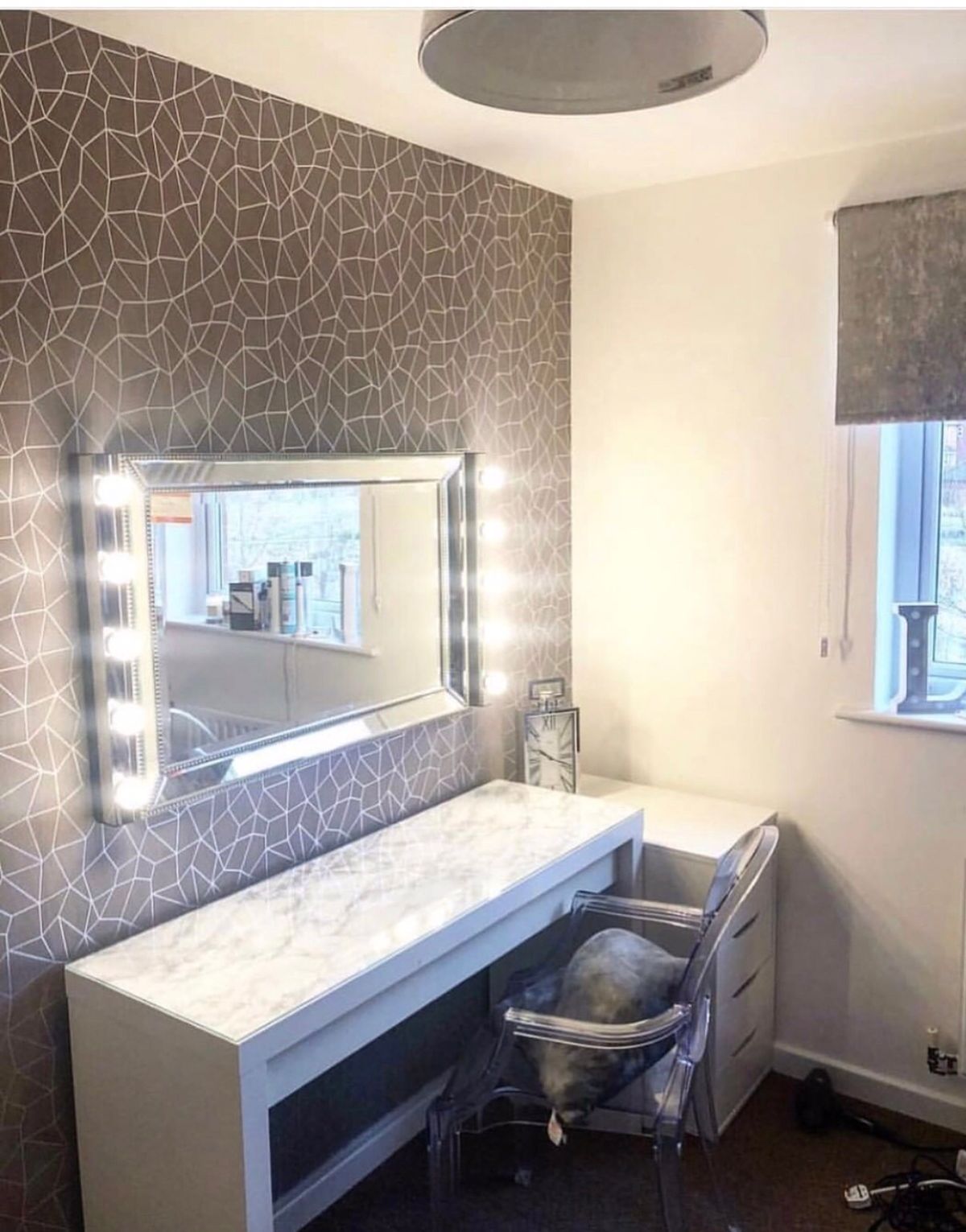 Hale Interiors Grey/silver Geometric Wallpaper - Window Covering - HD Wallpaper 