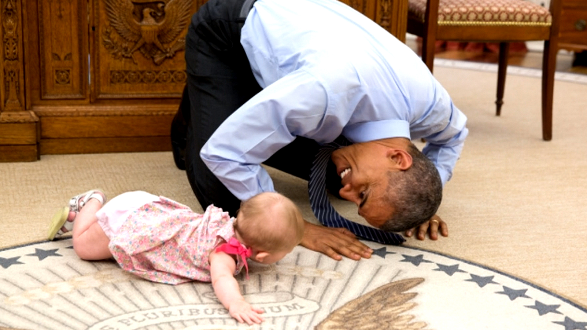 Barack Obama Playing With Baby - HD Wallpaper 