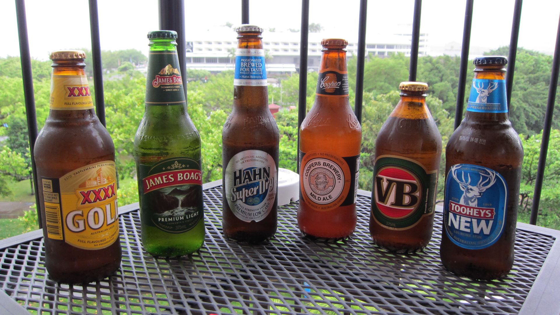 Beer Bottles Hd Wallpaper - Bottle Beer Images Hd - HD Wallpaper 