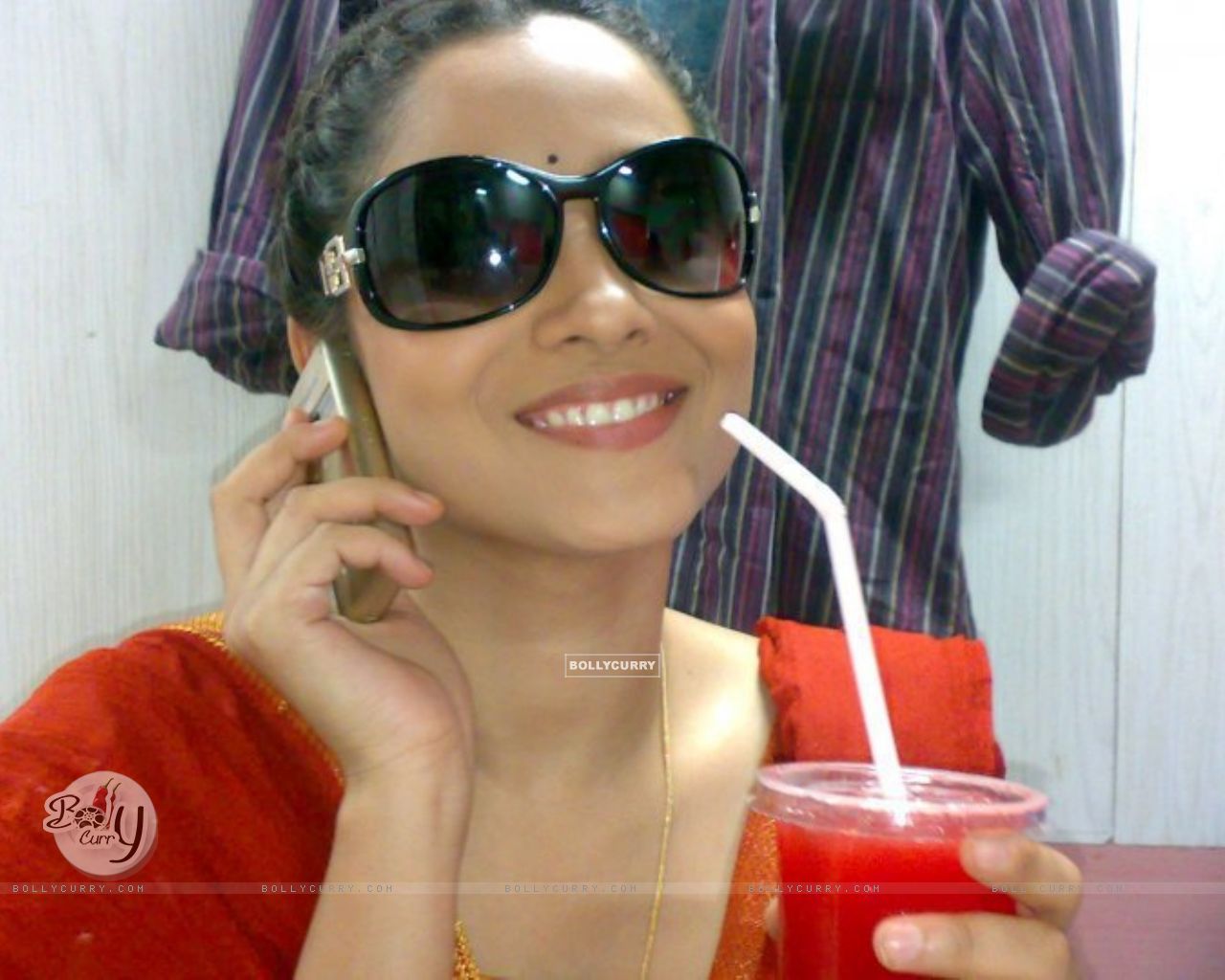 Ankita Lokhande Having A Cold Drink Size - Girl - HD Wallpaper 