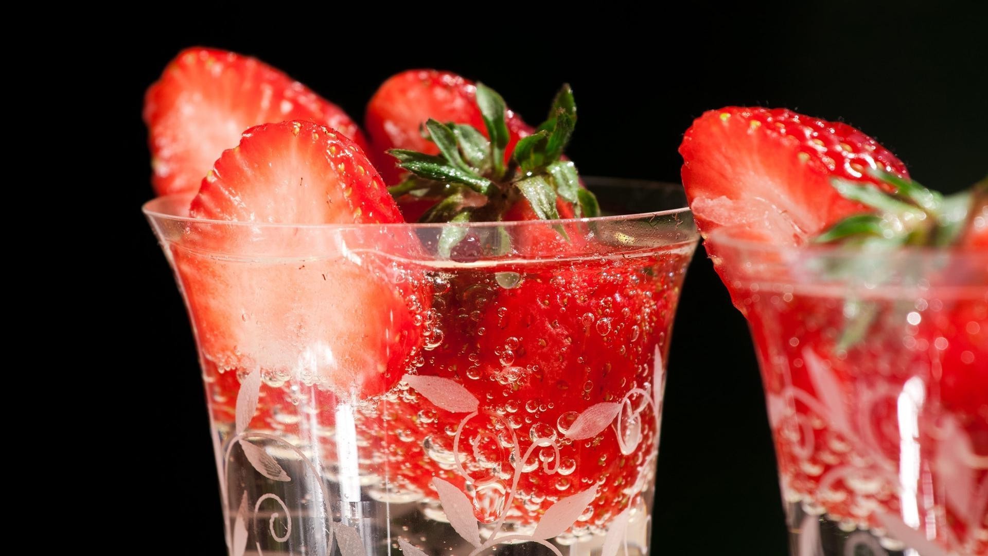 Drinks Ice Cold Strawberry Glass Juice Fruit Refreshment - Cool Drink With Ice - HD Wallpaper 