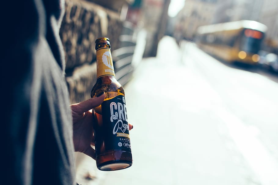 Having Craft Beer On A Street, Drink, Drinking, Hands, - Drinking Beer Hd - HD Wallpaper 