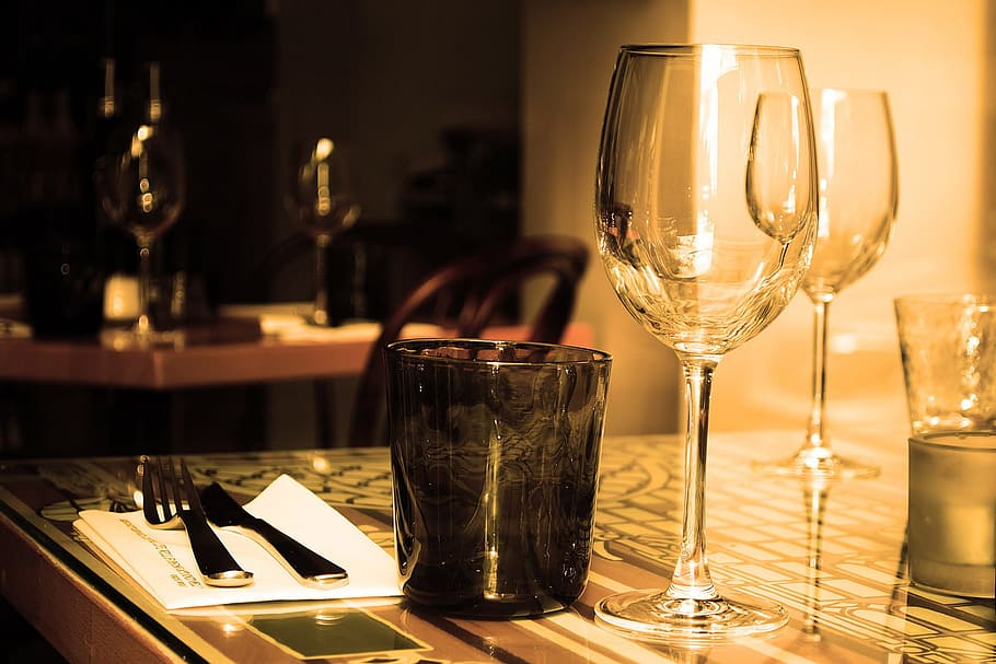 Wine Glass On Restaurant Table, Food/drink, Alcohol, - Wine Glasses At Table - HD Wallpaper 