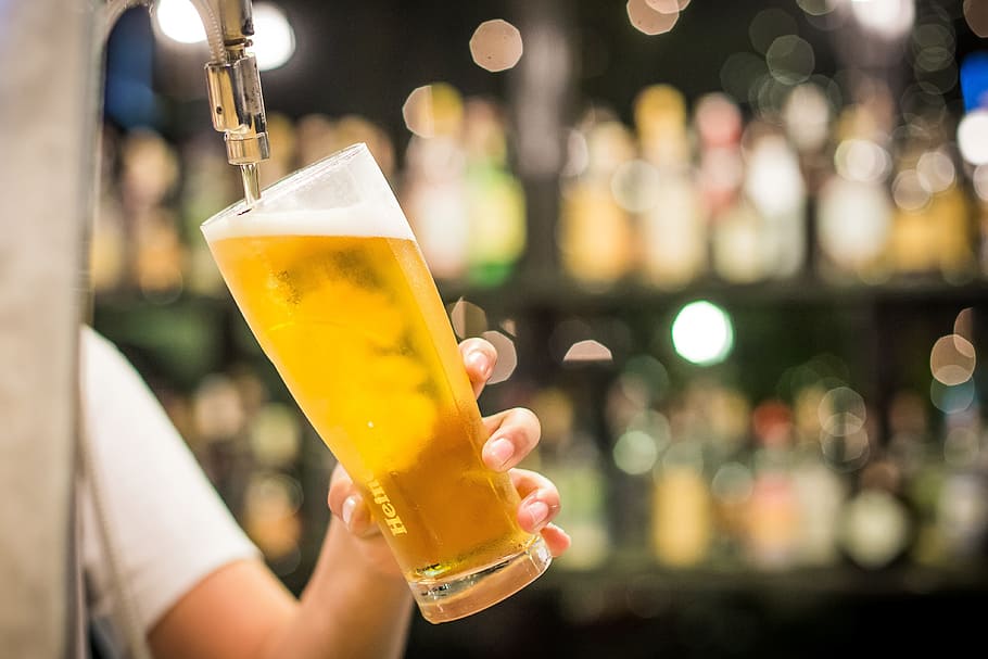 Beer Pouring, Food And Drink, Alcohol, Alcoholic, Beers, - Draft Beer Pouring Free - HD Wallpaper 