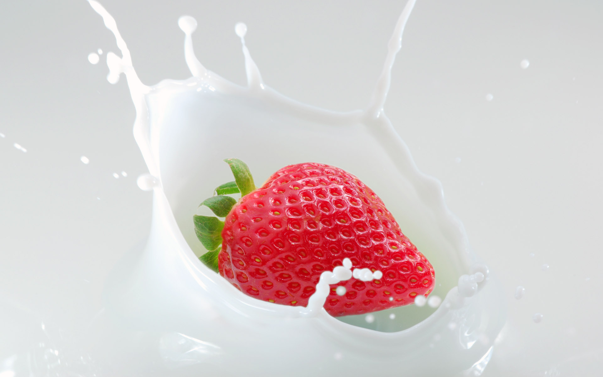 Strawberry Splash In Milk - HD Wallpaper 