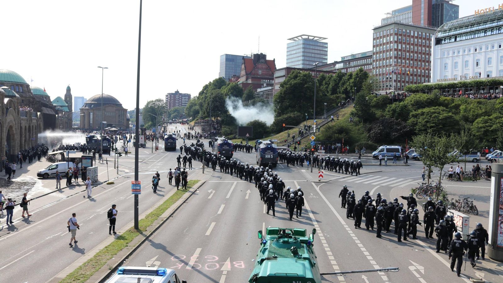 The Empire Strikes Back - Hotel Hafen Hamburg - HD Wallpaper 