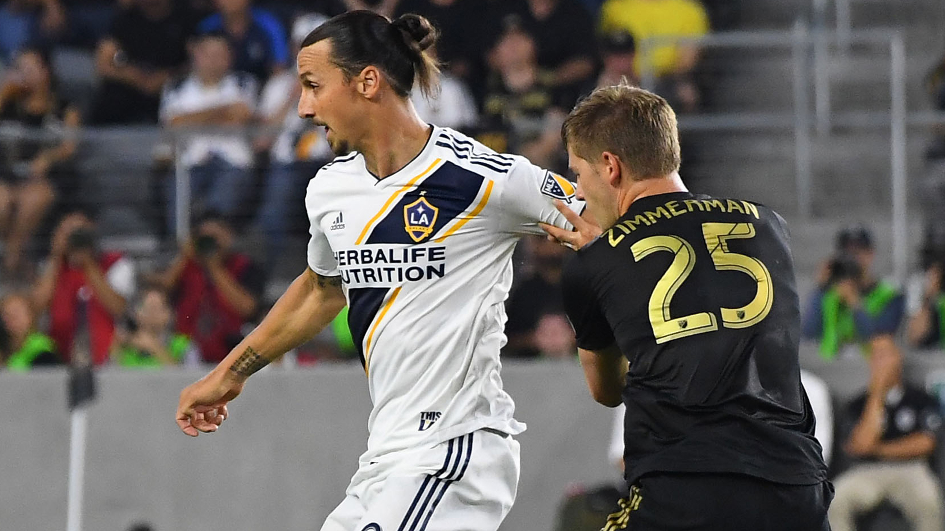 Shields The Ball From Walker Zimmerman - Zlatan Ibrahimovic La Galaxy Vs Lafc - HD Wallpaper 