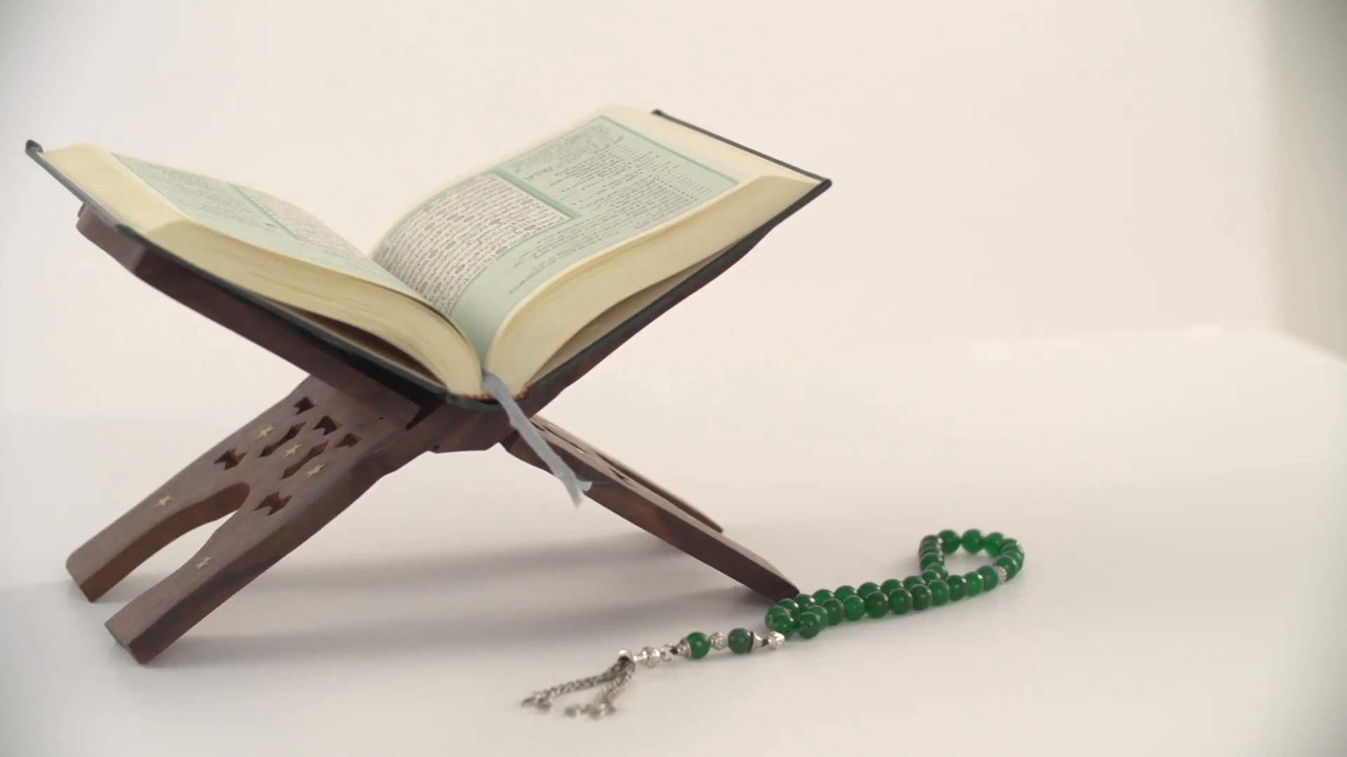 Prayer Beads With Holy Quran On Stand - Quran Stand Hd - HD Wallpaper 