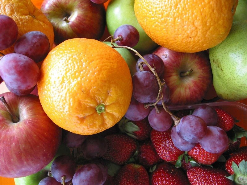 Orange Grapes And Apple Fruits Wallpapers - Apple Orange Grapes - HD Wallpaper 