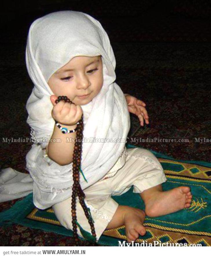 Cute Muslim Little Baby Girl Praying Namaz - Innocent Whatsapp Dp For Girls - HD Wallpaper 