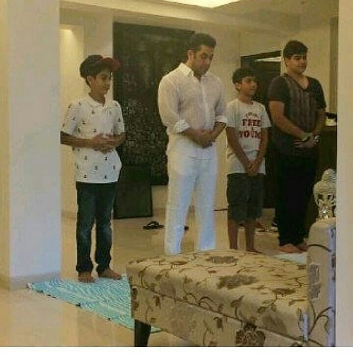 Salman Khan Praying Namaz - HD Wallpaper 