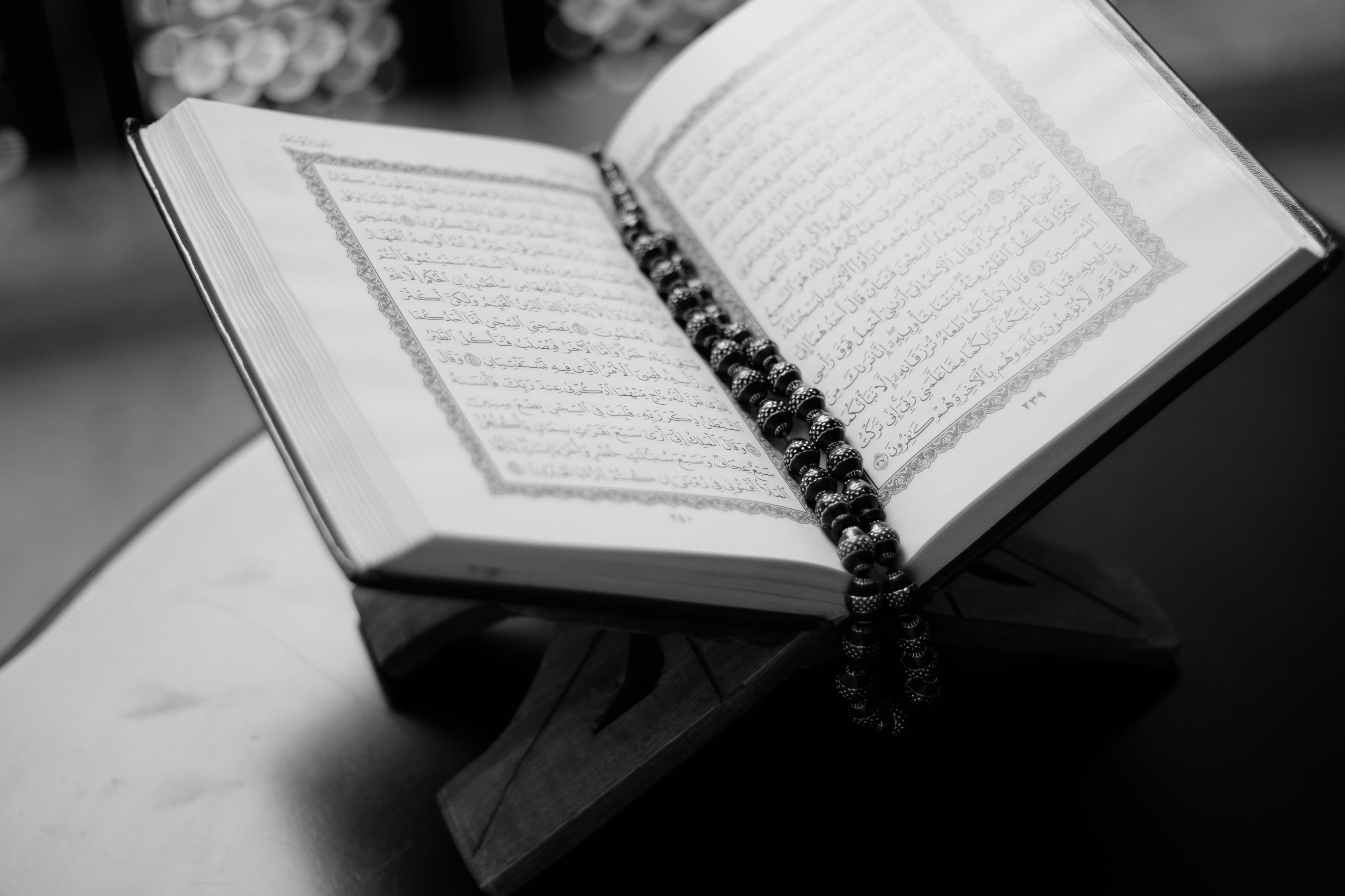 Quran Black And White - HD Wallpaper 