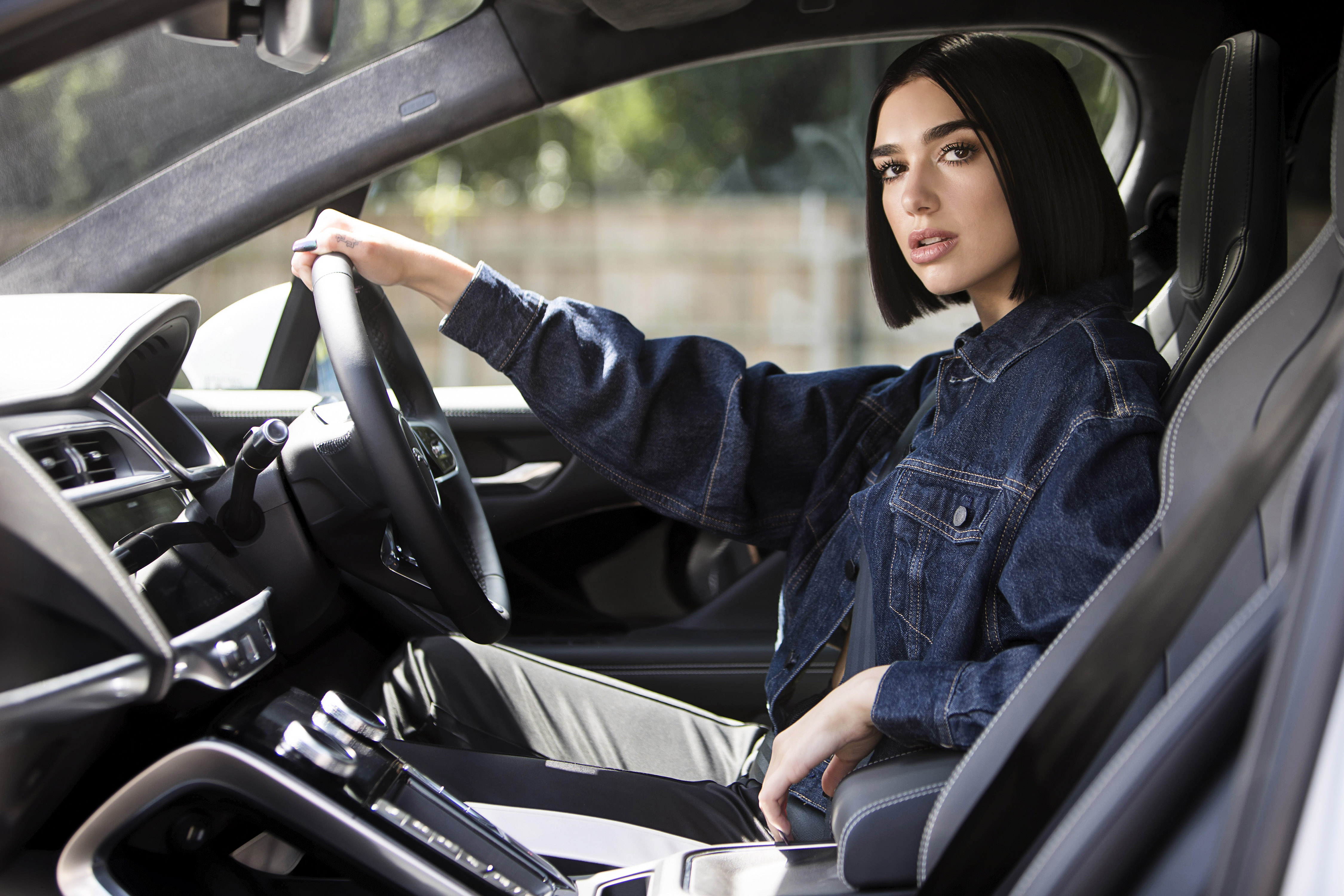 Dua Lipa Jaguar - HD Wallpaper 