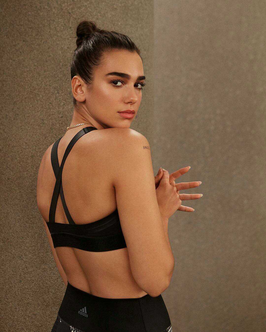 Dua Lipa Adidas Woman - HD Wallpaper 