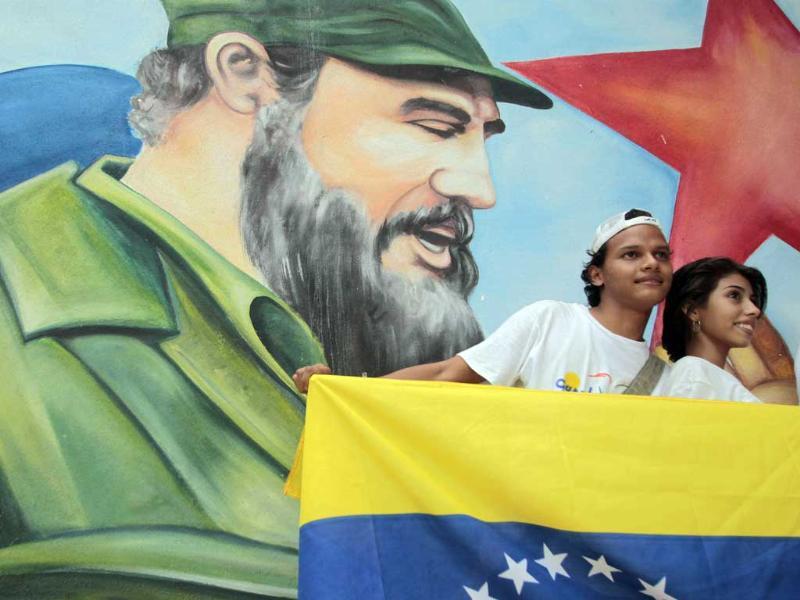 A Couple Poses With A Picture Of Former Cuban Leader - Prophet - HD Wallpaper 