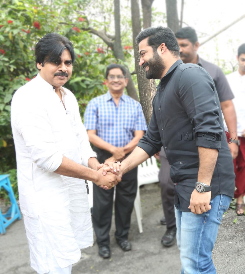 Pawan Kalyan Photos At Jr Ntr Trivikram Movie Launch - Jr Ntr Pawan Kalyan - HD Wallpaper 