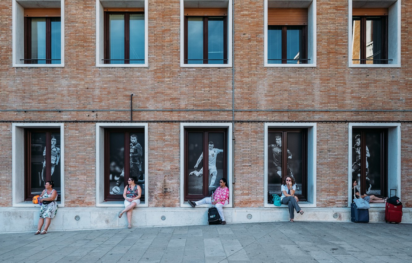 Photo Wallpaper People, The Building, Windows, Suitcase, - Window - HD Wallpaper 